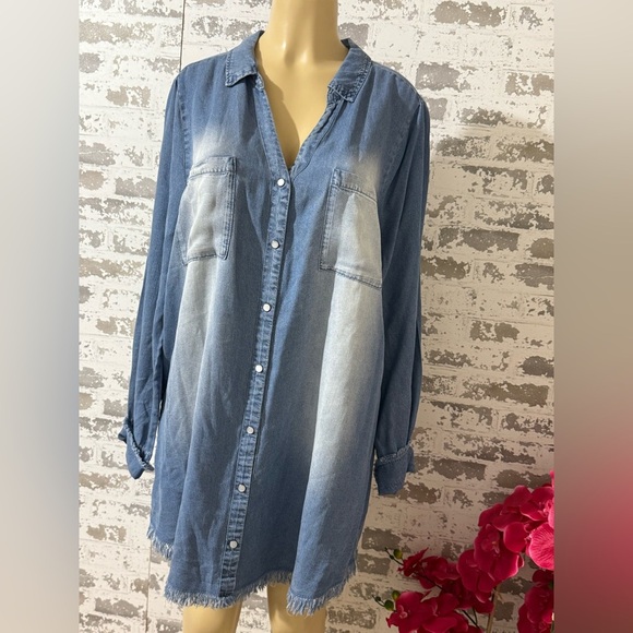 DISTRESSED CHAMBRAY FRAYED HEM LONGLINE SHIRT TOP - ZENANA HI-LOW HEM - Picture 4 of 8